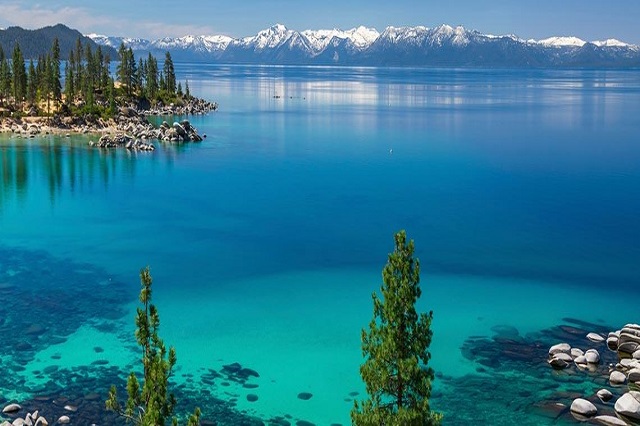 Hồ Tahoe có dòng nước xanh trong như ngọc bích, nằm êm đềm soi bóng những rừng thông xanh ngút ngàn xa tắp