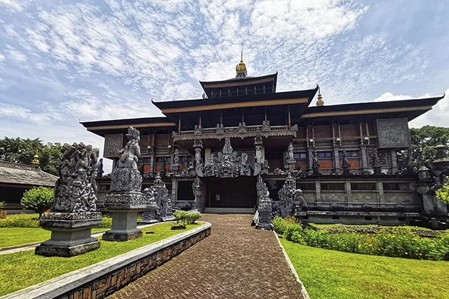 Bên trong Taman Mini Indonesia Indah có nhiều công trình kiến trúc nổi bật