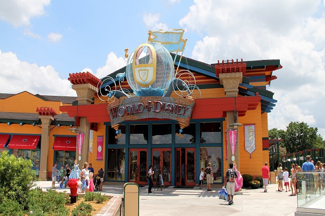 Downtown Disney Marketplace có nhiều cửa hàng thu hút khách